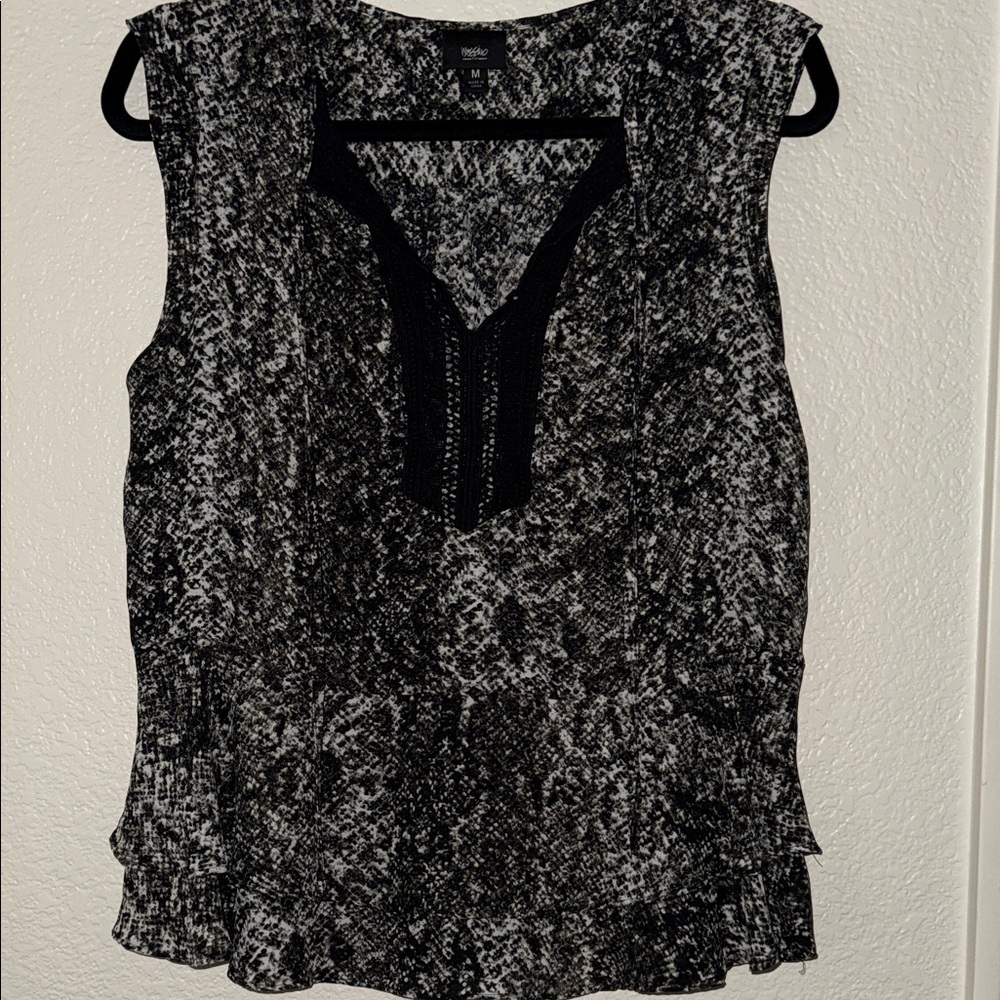 Women's Black and White Sleeveless Top